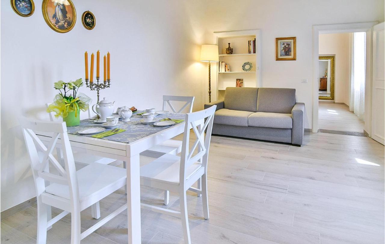 1 Bedroom Gorgeous Apartment In Арецо Екстериор снимка